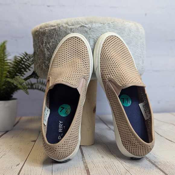 Sperry Seaside Perf Slip on - Picture 2 of 6